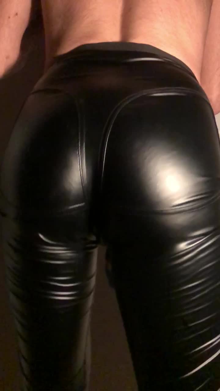 Crossdresser twerk leggings