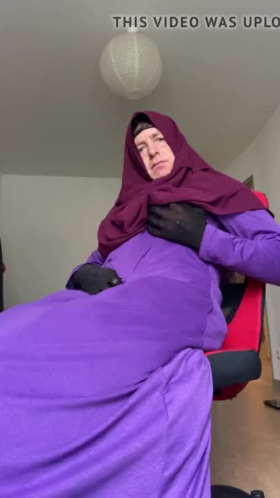 Dhimmi bea - Hijabi masturbation fully dressed