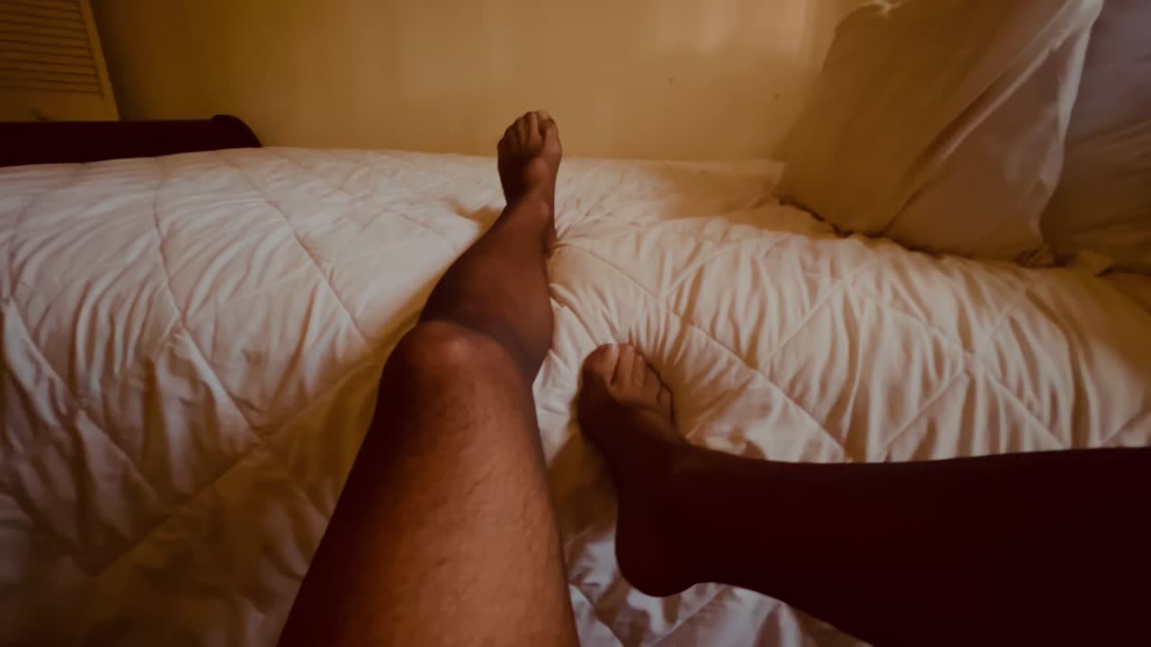 Imagine rubbing my sensual feet against your big cock for breakfast 😉😋